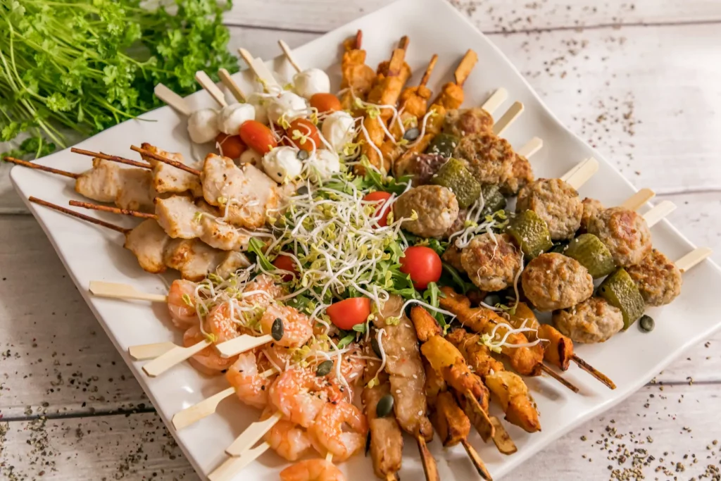 Fingerfoodplatte mit Spießen aus unserer Produktion