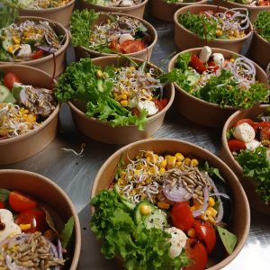 Salatschale frisch mit Salatmix, Cherrytomaten, Gurke, Mais, Sprossen und Mini-Mozzarella